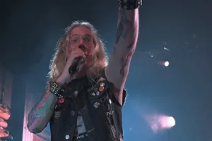 HOT SHÖT, avec DANGEROUS TOYS, Ex-MACHINE HEAD, membres de DIRTY LOOKS, termine son premier album