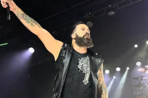 JOHN COOPER de SKILLET est toujours « fier d&rsquo;être un monstre de Jésus »