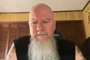 KYLE THOMAS d&rsquo;EXHORDER à propos du contenu généré par l&rsquo;IA dans le domaine des arts : « Je n&rsquo;ai pas un fort désir de l&rsquo;utiliser »