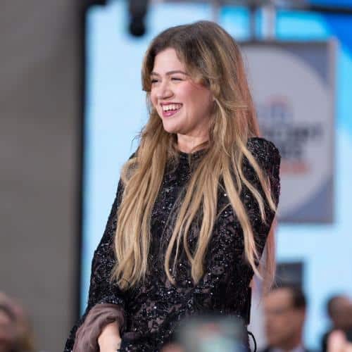 Kelly Clarkson signe son émission sur The Kelly Clarkson Show
            

