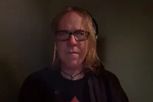 L&rsquo;ancien chanteur de FEAR FACTORY, BURTON C. BELL, met la touche finale à son premier album solo : « C&rsquo;est 10 chansons complètement nouvelles »
