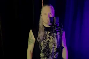 Le chanteur de DRAGONFORCE, MARC HUDSON, « prend du recul » en raison d&rsquo;un « problème persistant d&rsquo;acouphènes » ; Remplacement annoncé