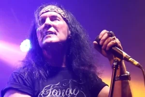 Le chanteur original d&rsquo;AC/DC, DAVE EVANS, sort son nouveau single « Loup Garou »