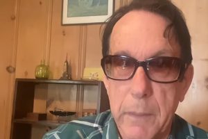 Le guitariste de DEAD KENNEDYS, EAST BAY RAY, atteint de la maladie de Parkinson