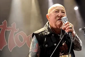 Le leader de ROSE TATTOO, ANGRY ANDERSON, a subi un arrêt cardiaque lors d&rsquo;une tournée européenne