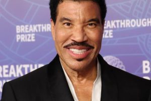 Lionel Richie hospitalisé après avoir eu du mal à terminer son spectacle
