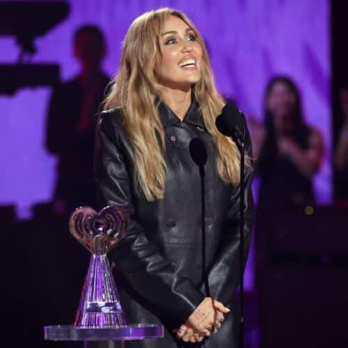 Miley Cyrus annonce son nouvel album Bass Persuades et fixe la date de sortie