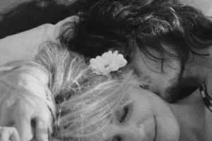 Miley offre un aperçu plus approfondi de sa romance avec son futur mari Maxx Morando dans une nouvelle chanson et une nouvelle vidéo pour Let&rsquo;s Get Married