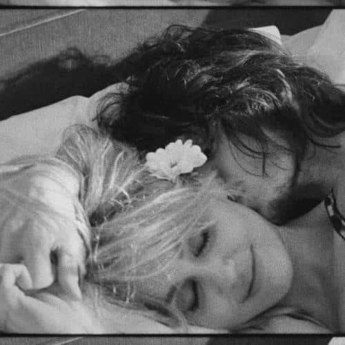 Miley offre un aperçu plus approfondi de sa romance avec son futur mari Maxx Morando dans une nouvelle chanson et une nouvelle vidéo pour Let's Get Married