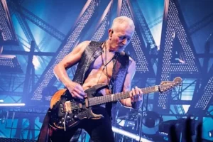 PHIL COLLEN et JACKSON de DEF LEPPARD célèbrent près de quatre décennies de collaboration avec la nouvelle guitare Signature PC1-E de la série Pro