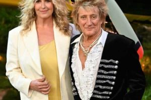Penny Lancaster, l&rsquo;épouse de Rod Stewart, insiste sur le fait qu&rsquo;il « reviendra plus fort que jamais » après l&rsquo;opération