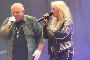 Regarder : DORO PESCH rejoint UDO DIRKSCHNEIDER sur scène à Wuppertal, en Allemagne pour JUDAS PRIEST, ACCEPT Classics