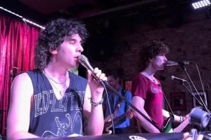 Regarder : STANLEY SIMMONS, avec PAUL STANLEY et GENE SIMMONS de Sons Of KISS, lance sa toute première tournée américaine à Dallas