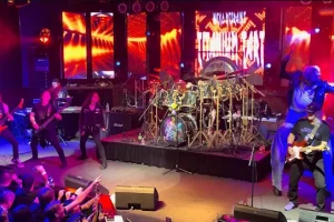 Regarder : TITANIUM TART, avec NICKO MCBRAIN d&rsquo;IRON MAIDEN, se produit à Fort Lauderdale lors de la mini-tournée 2026