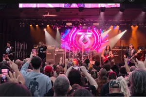 Regarder : TWISTED SISTER se produit avec SEBASTIAN BACH à la foire de l’État de l’Alaska