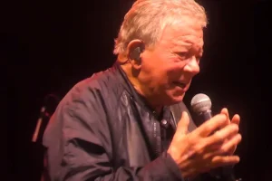 Regarder : WILLIAM SHATNER reprend OZZY OSBOURNE et les classiques de METALLICA lors de sa toute première représentation avec son groupe de heavy metal THE *UCKERS