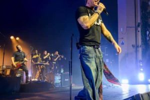 Robbie Williams annoncé comme première tête d&rsquo;affiche du Grand Prix de Grande-Bretagne 2027 à Silverstone