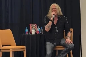 SEBASTIAN BACH participe à l&rsquo;événement « Setlists & Stories » à la bibliothèque du nord du Texas : photos et vidéo