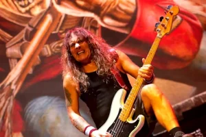 STEVE HARRIS d&rsquo;IRON MAIDEN : « J&rsquo;adore jouer en live »
