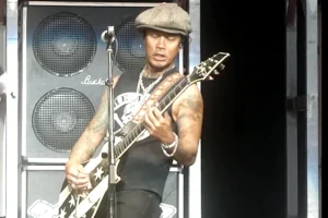 STEVIE D. de BUCKCHERRY parle de l&rsquo;accident mortel en Caroline du Sud impliquant le bus de tournée du groupe