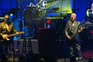 Squeeze annule un concert aux États-Unis après qu&rsquo;un homme ait été « écrasé par un bus de tournée »