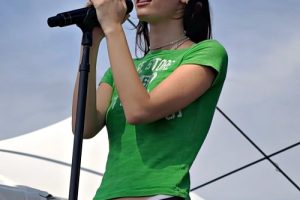 Stella Lefty défie Sienna Spiro pour le single numéro 1 au Royaume-Uni avec Boston