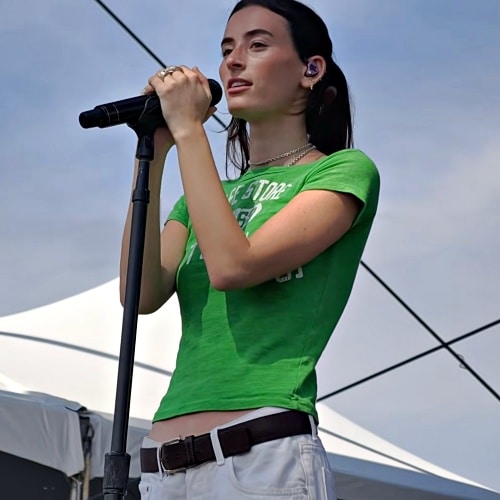 Stella Lefty défie Sienna Spiro pour le single numéro 1 au Royaume-Uni avec Boston