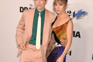 Suki Waterhouse envisage de faire de la musique avec son fiancé Robert Pattinson