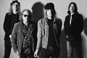 THE HELLACOPTERS annonce une séparation définitive avec le guitariste fondateur DREGEN en raison de sa blessure à la main