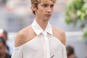 Troye Sivan révèle la nouvelle chanson inspirée de Charli XCX et Lily-Rose Depp, She&rsquo;s the Best