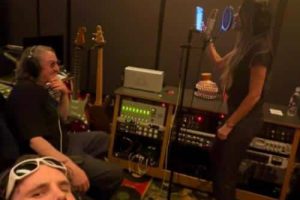 Victoria Beckham fait allusion à son retour musical alors qu&rsquo;elle enregistre des voix en studio avec son fils Cruz Beckham