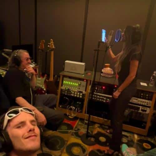 Victoria Beckham fait allusion à son retour musical alors qu'elle enregistre des voix en studio avec son fils Cruz Beckham