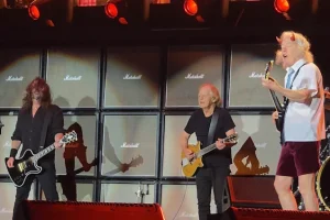 Regarder : DAVE GROHL rejoint AC/DC sur scène pour la performance « Highway To Hell » au MetLife Stadium