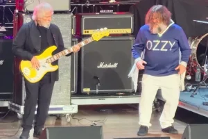 Regarder : GEEZER BUTLER rejoint le groupe de reprise BLACK SABBATH de JACK BLACK pour « War Pigs » au festival « Power To The People » de TOM MORELLO