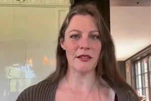 FLOOR JANSEN sur son prochain album solo « Hytress » : je voulais « trouver un son plus lourd et plus métal qui soit 100 % moi, mais pas comme NIGHTWISH »
