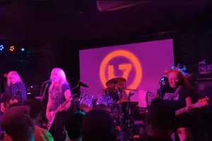 Regarder : L7 lance sa dernière tournée mondiale à San Diego