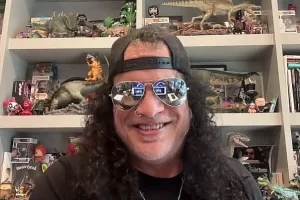SLASH sur le prochain album de SLASH avec MYLES KENNEDY & THE CONSPIRATERS « Flying Blind » : la majeure partie « a été écrite à peu près sur place en pré-production »