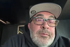 AARON LEWIS sur le prochain album de STAIND « The Space Between The Darkness And The Light » : « Ce disque s&rsquo;adapte parfaitement là où il se trouve »