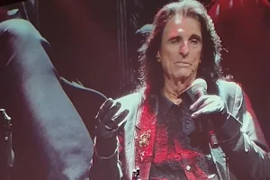 ALICE COOPER réfléchit aux profondeurs de sa dépendance au crack : il y a trois albums « Je ne me souviens pas d&rsquo;avoir écrit, enregistré ou tourné »