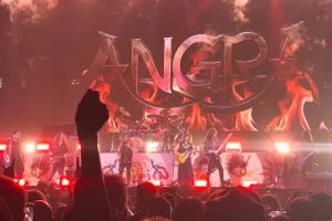 Regarder : ANGRA rejoint par KIKO LOUREIRO, EDU FALASCHI et AKIRA TAKASAKI de LOUDNESS pour la reprise de « Burn » de DEEP PURPLE chez FULL METAL JAPAN