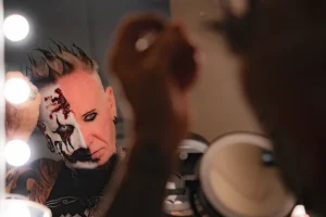 MUDVAYNE et HELLYEAH le chanteur CHAD GREY reprend « Beautiful » de CHRISTINA AGUILERA
