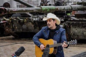 Brad Paisley accuse les « robots russes » d&rsquo;être responsables des réactions négatives suscitées par son hymne ukrainien
