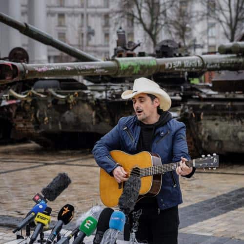 Brad Paisley accuse les « robots russes » d'être responsables des réactions négatives suscitées par son hymne ukrainien