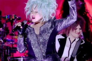 Cyndi Lauper se souvient avoir joué dans une « poubelle »