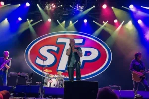 DEAN DELEO de STONE TEMPLE PILOTS est « très reconnaissant » envers JEFF GUTT : la « tranquillité d&rsquo;esprit » qu&rsquo;il apporte au groupe est « incommensurable »