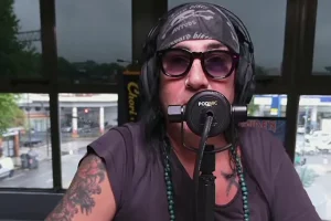 DREGEN confirme que ce n&rsquo;était pas sa décision de quitter THE HELLACOPTERS : « Peut-être que nous aurions pu nous lancer à fond dans IRON MAIDEN et avoir trois guitaristes »