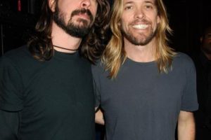 Dave Grohl se souvient avoir braconné son « meilleur ami » Taylor Hawkins pour les Foo Fighters du groupe d&rsquo;Alanis Morissette