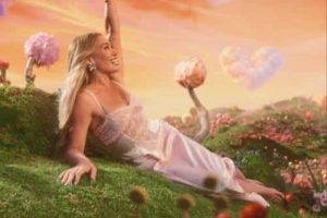 Hilary Duff entre dans le monde du Dr Seuss avec la nouvelle chanson CATastrophe