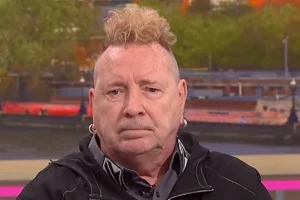 JOHN LYDON qualifie ses camarades de longue date du groupe SEX PISTOLS de « hyènes trompeuses et mensongères » : « Je ne veux plus jamais faire autre chose avec eux »