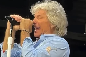 JON BON JOVI dit que sa voix chantée est dans une forme « phénoménale » : « Je pourrais aller » sur scène « Ce soir, pas de problème »